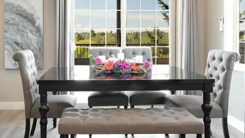 Deluxe Apartment | Dining room
