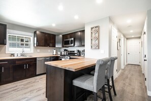 Deluxe Apartment | Private kitchen | Full-sized fridge, microwave, oven, stovetop - High Point Guesthouse (Seattle)