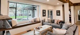 Luxurious 3-BR Home: BBQ Grill, Hot Tub & Fire Pit