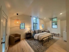 3 habitaciones, tabla de planchar con plancha y cuna de viaje