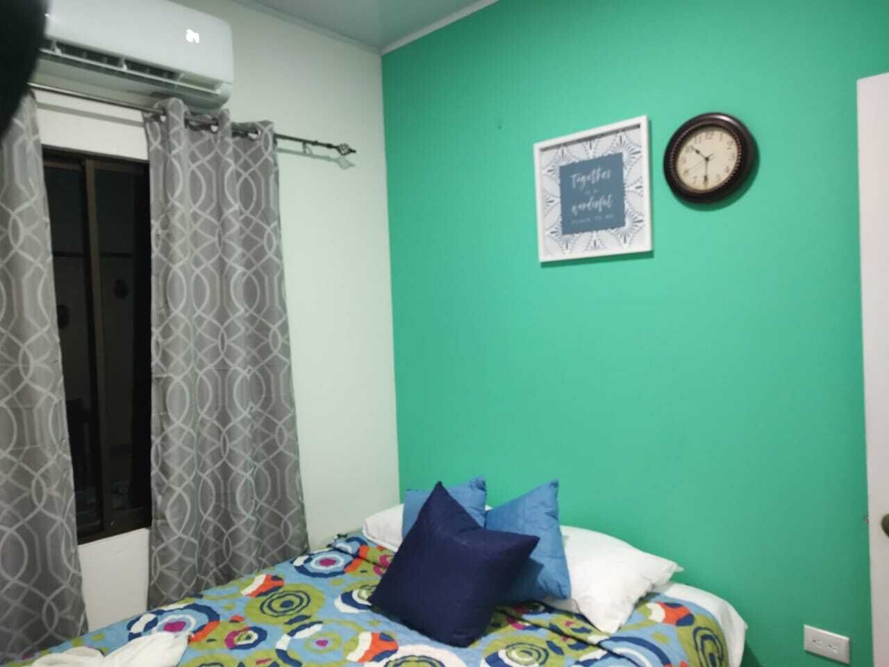 2 makuuhuonetta, työpöytä, silitysrauta/-lauta, vauvan matkasänky