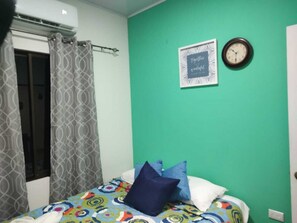 2 slaapkamers, een bureau, een strijkplank/strijkijzer, reisbedje