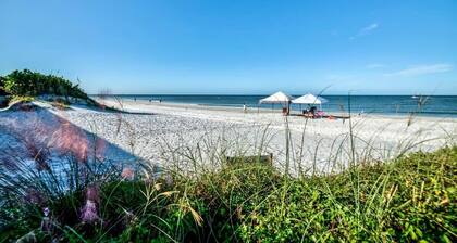 Winter Storm Escape Sale! 2BR-Steps to the Sand!