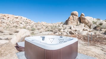 Tina de hidromasaje al aire libre