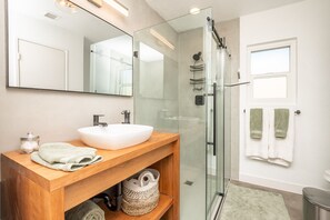 Hair dryer, towels, soap, shampoo - Desert Paradise w/ Epic Views + Firepit + Hot Tub (Yucca Valley)
