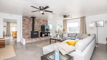 Smart TV, chimenea y estéreo