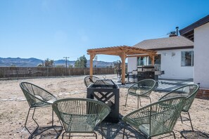 Terrace/patio - Desert Paradise w/ Epic Views + Firepit + Hot Tub (Yucca Valley)
