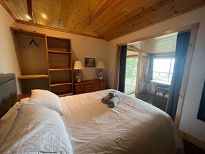 2 bedrooms, desk, travel crib, free WiFi - Bright 2 Bdrm Waterfront Cottage on Georgian Bay (Port McNicoll)