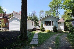Ein eingeschossiges Haus mit Veranda und kleinem Vorgarten.