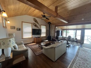 TV, fireplace, books, offices - Bright 2 Bdrm Waterfront Cottage on Georgian Bay (Port McNicoll)