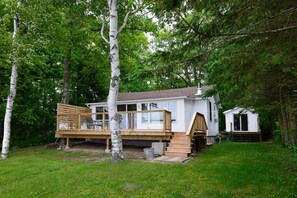 Exterior - Bright 2 Bdrm Waterfront Cottage on Georgian Bay (Port McNicoll)