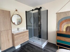 Dusche, Haartrockner, Handtücher, Toilettenpapier
