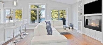 Modern Waterfront Home on Georgian Bay w/ Hot Tub!