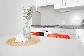 Kylskåp, mikrovågsugn, kaffe- och tebryggare och vattenkokare