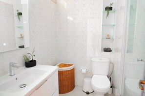 Dusj, hårføner og håndklær