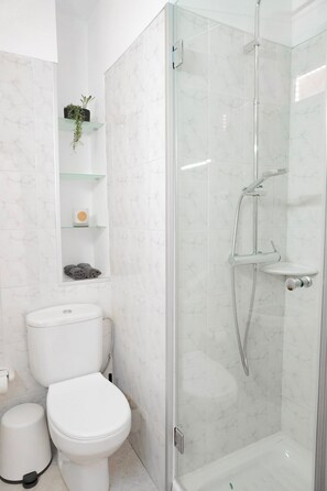 Douche, sĂšche-cheveux, serviettes fournies