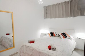 1 bedroom, iron/ironing board, travel crib, free WiFi - Ocean View, Playa San Juan (Playa de San Juan)