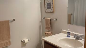 Een douche, een haardroger, handdoeken, zeep