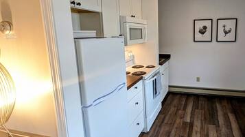 Een koelkast, een microgolfoven, een oven, een kookplaat