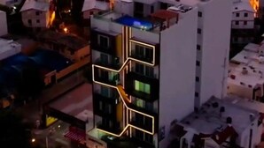 Un edificio moderno con fachada geométrica única y varios balcones.