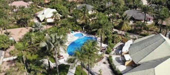 KëR Nibissawe: Villa with a resort style pool at guarded residence by the beach