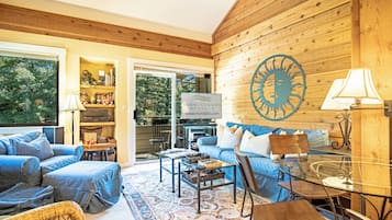 Fernseher, Kamin, Stereoanlage