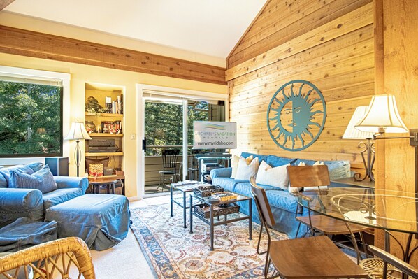 Fernseher, Kamin, Stereoanlage