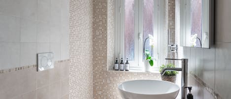 Dusche, Haartrockner, Bidet, Handtücher