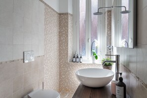 Dusche, Haartrockner, Bidet, Handtücher