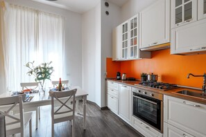 Kühlschrank, Ofen, Geschirrspüler, Wasserkocher mit Kaffee-/Teezubehör