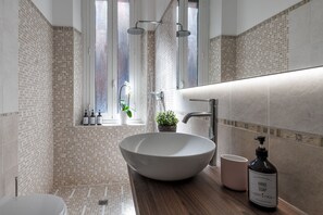 Bruser, hårtørrer, bidet, håndklæder