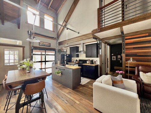 Modern cabin in the woods- privacy & wildlife!