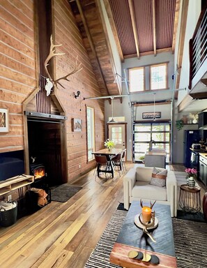 Smart TV, fireplace, video games, foosball - Modern cabin in the woods- privacy & wildlife! (Whitefish)
