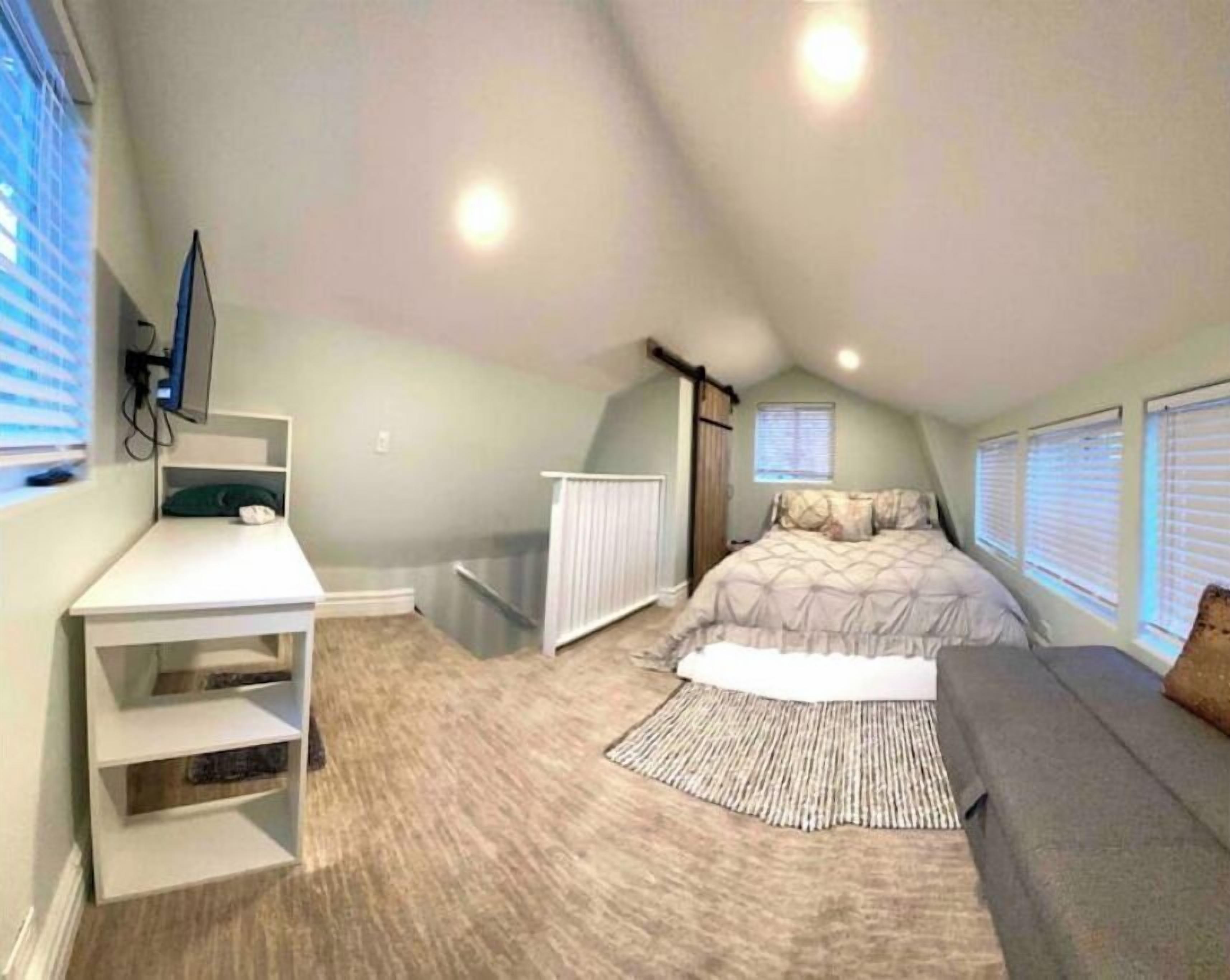 1 slaapkamer, een bureau, een strijkplank/strijkijzer, reisbedje