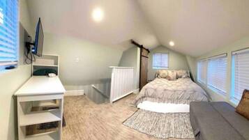 1 slaapkamer, een bureau, een strijkplank/strijkijzer, reisbedje