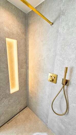 Douche, sèche-cheveux, serviettes fournies, savon