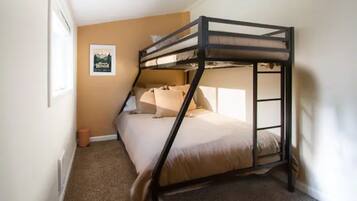 3 bedrooms, desk, iron/ironing board, free WiFi