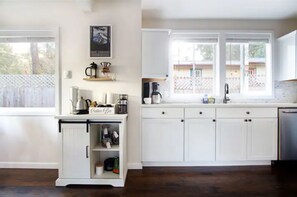 Een koelkast, een microgolfoven, een oven, een kookplaat