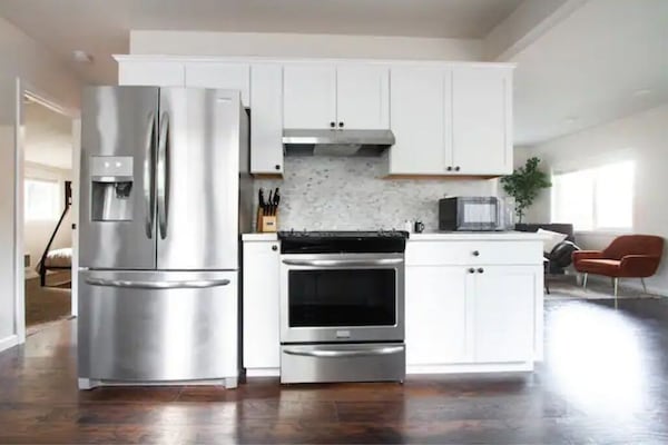 Frigorífico, microondas, horno y placa de cocina