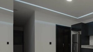 Una cocina moderna con armarios oscuros y encimera.