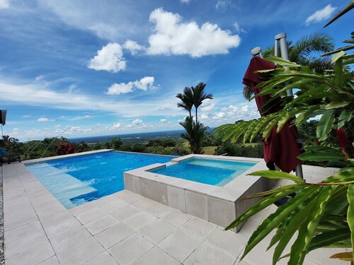 Beautiful country house with viewpoint to the Eastern plain.