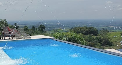 Beautiful country house with viewpoint to the Eastern plain.