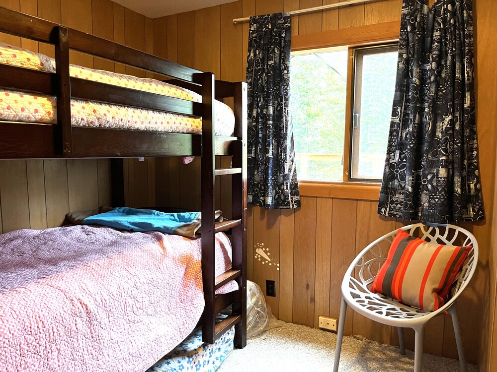 Tapping Beach RetreatLakefront property with room for everyone