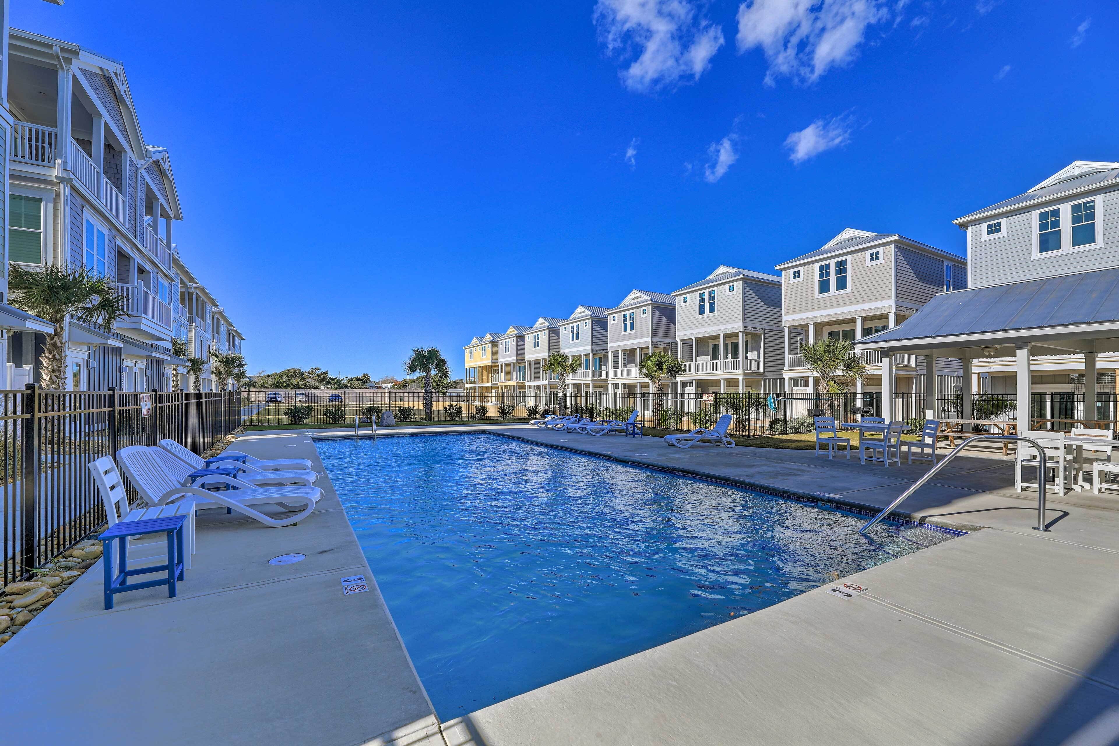 Gorgeous Emerald Isle Getaway: Walk to Beach!
