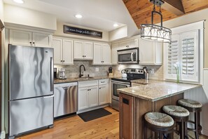 Fridge, microwave, oven, stovetop - Luxury 1 bedroom in West Beach Kiawah, Walk to Beach & Golf! (Kiawah Island)