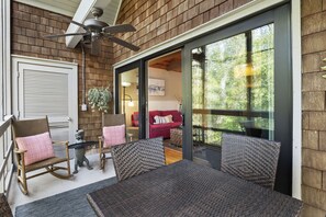 Outdoor dining - Luxury 1 bedroom in West Beach Kiawah, Walk to Beach & Golf! (Kiawah Island)