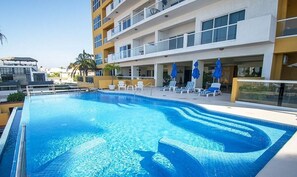 Una piscina al aire libre