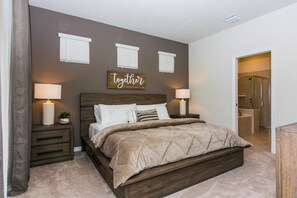 5 bedrooms, iron/ironing board, WiFi, bed sheets - Fabulous Single Home w/ Pool at Solterra Resort (Davenport)