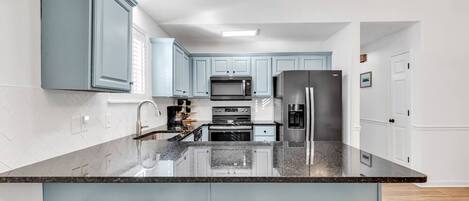 Kjøleskap, mikrobølgeovn, ovn og kokeplater