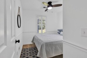 2 bedrooms, desk, iron/ironing board, free WiFi - Sunnyside Patio Home (Murrells Inlet)